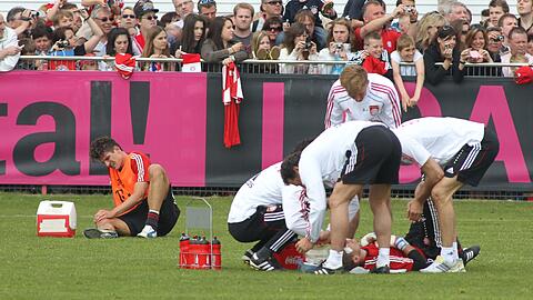 Nach dem Zusammenprall: Mario Gomez (links) ist am Knie verletzt, Thomas Kraft wird wegen einer Platzwunde am Kopf versorgt.