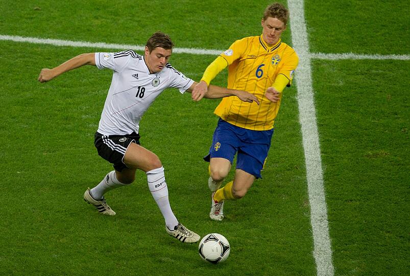 TONI KROOS: Anstelle von Khedira im Team, hatte viele Ballkontakte und im richtigen Moment keinen: bei Özils Schuss zum 4:0. Note 3