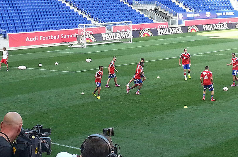 Der FC Bayern München beim ersten Training in der Red-Bull-Arena. Viele Fans und Journalisten haben den Rekordmeister dabei beobachet.