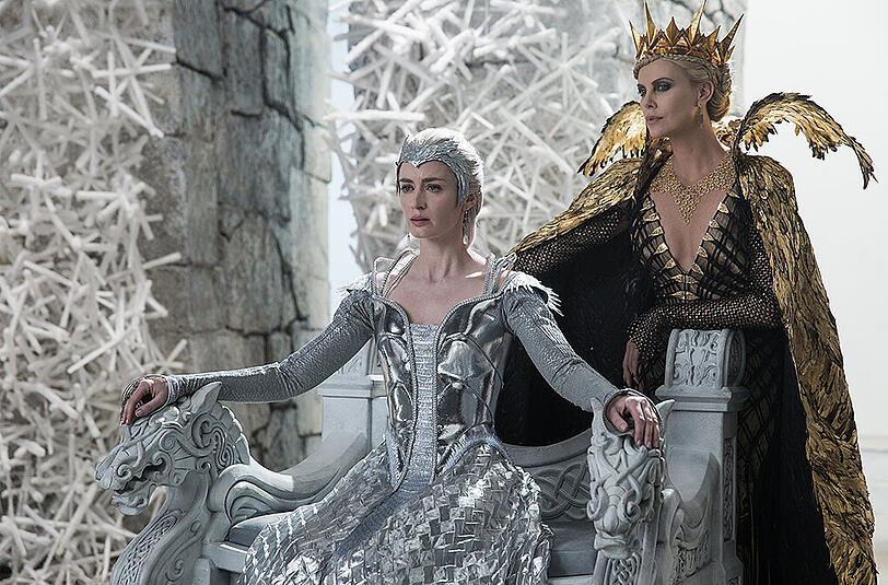 Kaltes Schwesternpaar: Freya (Emily Blunt, l,) und Ravenna (Charlize Theron)