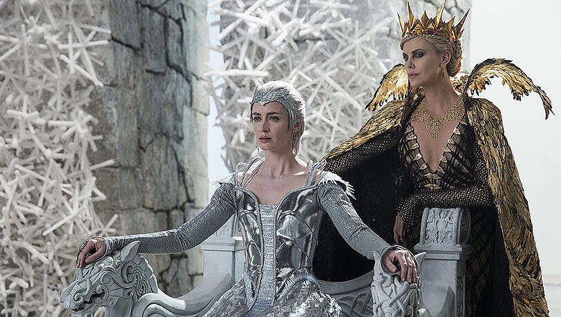 Kaltes Schwesternpaar: Freya (Emily Blunt, l,) und Ravenna (Charlize Theron) Kaltes Schwesternpaar: Freya (Emily Blunt, l,) und Ravenna (Charlize Theron)