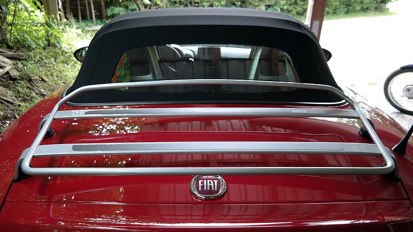 Auch bei geschlossenem Verdeck macht der Fiat 124 eine elegant-sportliche Figur.