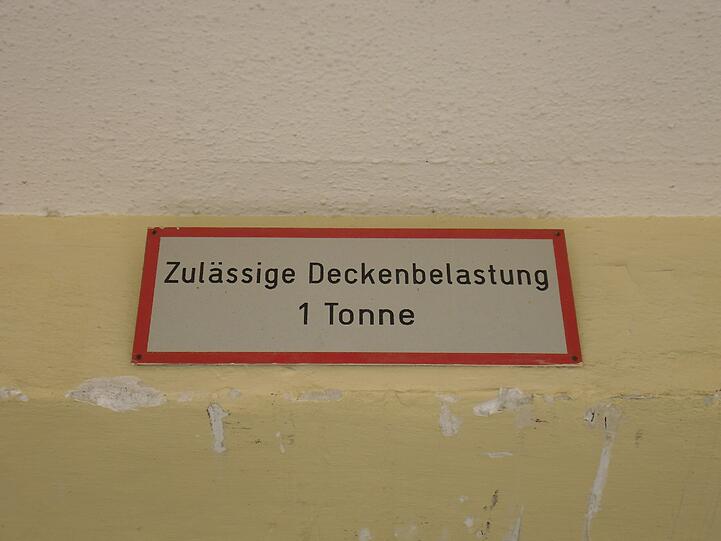 ...die Decke der Durchfahrt nur ein bestimmtes Gewicht tragen kann.
