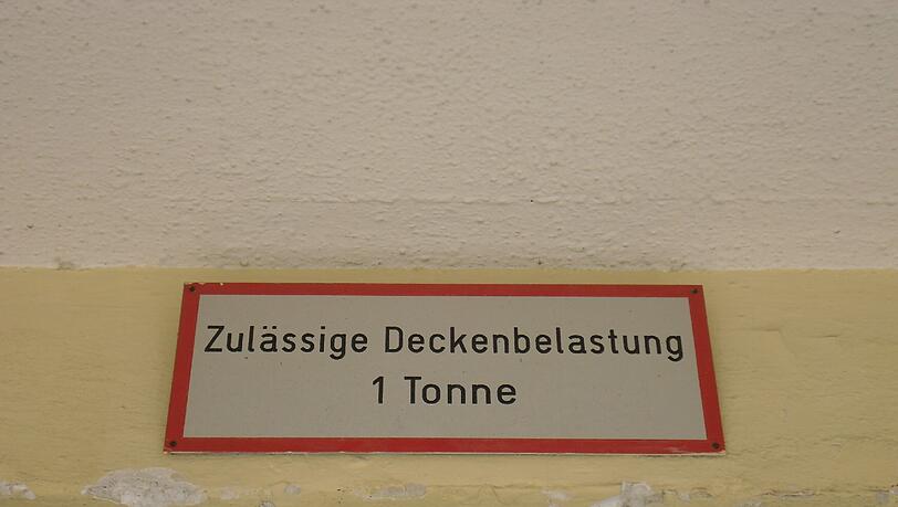 ...die Decke der Durchfahrt nur ein bestimmtes Gewicht tragen kann. ...die Decke der Durchfahrt nur ein bestimmtes Gewicht tragen kann.
