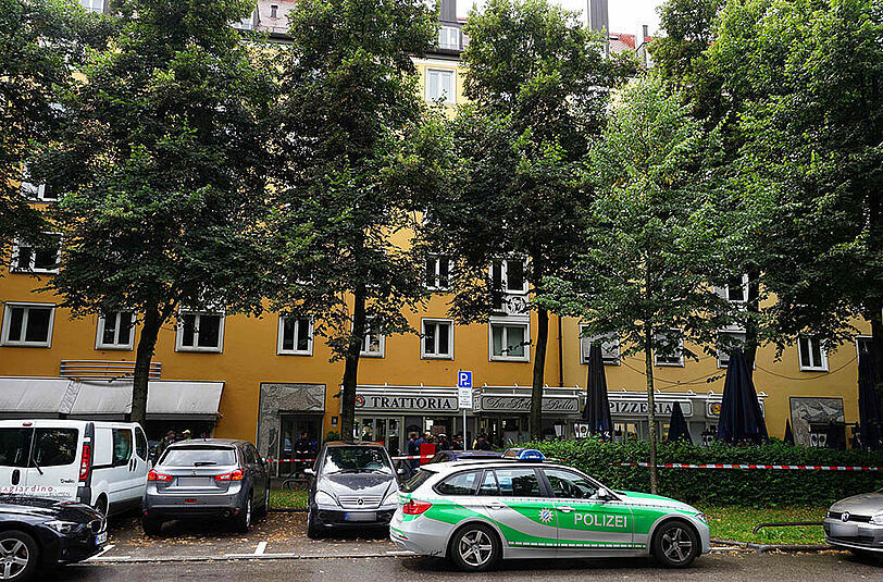 Die Polizei hat in Schwabing eine Frau mit Messer im Kopf aufgefunden. Die Bilder vom Tatort.
