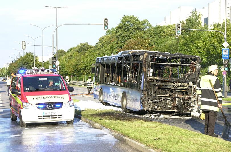 Der Bus fing auf der Fahrt plötzlich Feuer.