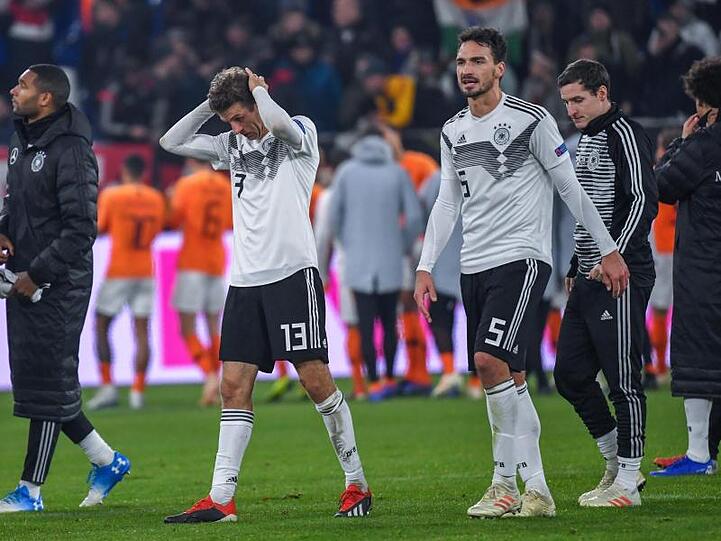 Das DFB-Team um Thomas Müller (M.) und Mats Hummels (2.v.r.) erlebte ein schweres Jahr.