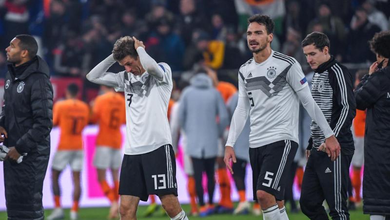 Das DFB-Team um Thomas Müller (M.) und Mats Hummels (2.v.r.) erlebte ein schweres Jahr. Das DFB-Team um Thomas Müller (M.) und Mats Hummels (2.v.r.) erlebte ein schweres Jahr.