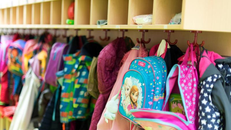 Kinderjacken und Rucksäcke hängen in einer Kindertagesstätte. Wie die Bundesländer das Geld aus dem "Gute-Kita-Gesetz" einsetzen, können sie selbst entscheiden - sie müssen aber Verträge mit dem Bund schließen. Kinderjacken und Rucksäcke hängen in einer Kindertagesstätte. Wie die Bundesländer das Geld aus dem "Gute-Kita-Gesetz" einsetzen, können sie selbst entscheiden - sie müssen aber Verträge mit dem Bund schließen.