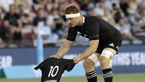 Sam Cane, Kapitän der "All Blacks", legt vor dem Spiel der neuseeländischen Rugby-Nationalmannschaft gegen Argentinien das All-Black-Trikot mit Maradonas Nummer 10 auf das Spielfeld.