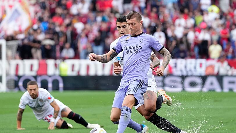Madrids Toni Kroos (r) gegen Erik Lamela und Ramon Sanchez Pizjuan vom FC Sevilla.