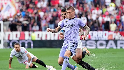 Madrids Toni Kroos (r) gegen Erik Lamela und Ramon Sanchez Pizjuan vom FC Sevilla.
