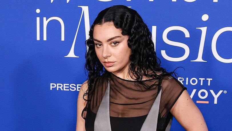 Charli xcx hat ein erfolgreiches Jahr hinter sich. Charli xcx hat ein erfolgreiches Jahr hinter sich.