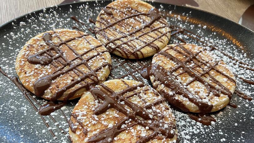 Für die, die es süßer mögen, gibt es auch Mini-Pfannkuchen mit Sauerkirschen oder Schokocreme. Für die, die es süßer mögen, gibt es auch Mini-Pfannkuchen mit Sauerkirschen oder Schokocreme.