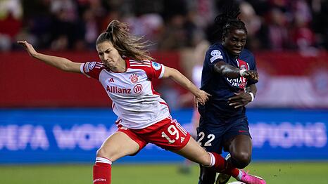 Katharina Naschenweng (links) bleibt weiterhin beim FC Bayern. (Archivbild)