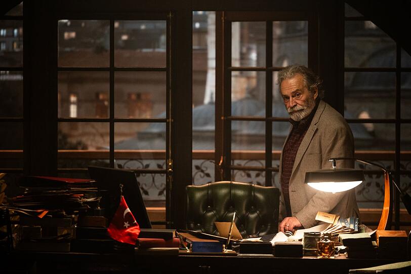 Der türkische Schauspieler Haluk Bilginer, Darsteller des Titelhelden Inspector Ikmen, lebte und spielte mehrere Jahre in Großbritannien und wurde dort durch die Seifenoper "EastEnders" berühmt. Der türkische Schauspieler Haluk Bilginer, Darsteller des Titelhelden Inspector Ikmen, lebte und spielte mehrere Jahre in Großbritannien und wurde dort durch die Seifenoper "EastEnders" berühmt.