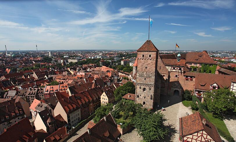 Hach, das schöne Dorf Nürnberg in Niederbayern und seine Kaiserburg. Oder wie war das nochmal?