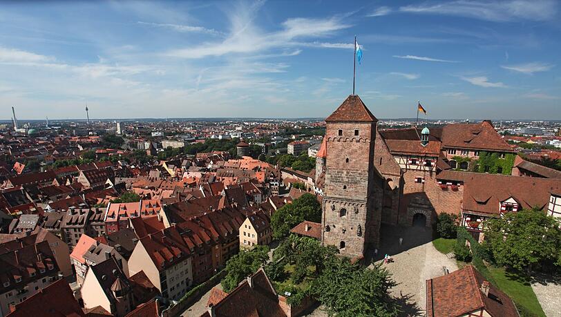 Hach, das schöne Dorf Nürnberg in Niederbayern und seine Kaiserburg. Oder wie war das nochmal? Hach, das schöne Dorf Nürnberg in Niederbayern und seine Kaiserburg. Oder wie war das nochmal?