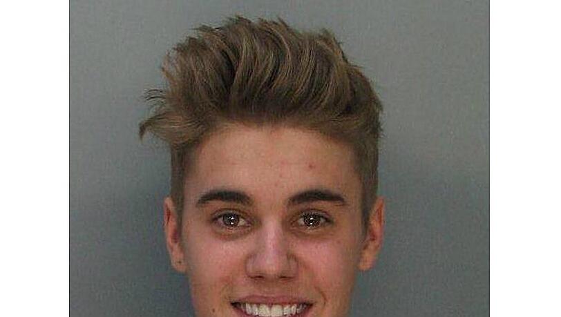 Das offizielle Polizeifoto von Justin Bieber bei seiner Festnahme Das offizielle Polizeifoto von Justin Bieber bei seiner Festnahme