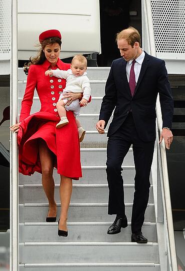Bei der Ankunft in Wellington hat Kate alle Royal-Fans mit ihrem roten Kleid umgehauen. Nach Wochen war dies auch das erste Foto von Baby George.