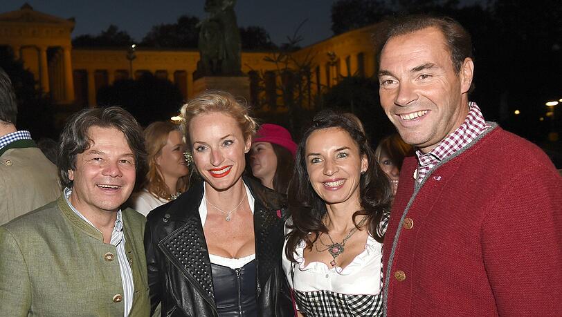 Die Chefredakteurin von «Madame», Petra Winter, (2.v.l), und ihr Mann Wolfram (r) mit Gastronom Michael Käfer (l) und dessen Frau Clarissa. Die Chefredakteurin von «Madame», Petra Winter, (2.v.l), und ihr Mann Wolfram (r) mit Gastronom Michael Käfer (l) und dessen Frau Clarissa.