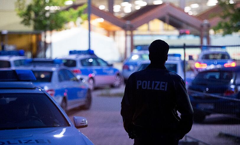 Ein Polizist auf dem Gelände einer zentralen Erstaufnahmestelle für Flüchtlinge in Hamburg, nachdem ein Streit mal wieder eskaliert war.