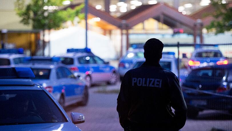 Ein Polizist auf dem Gelände einer zentralen Erstaufnahmestelle für Flüchtlinge in Hamburg, nachdem ein Streit mal wieder eskaliert war. Ein Polizist auf dem Gelände einer zentralen Erstaufnahmestelle für Flüchtlinge in Hamburg, nachdem ein Streit mal wieder eskaliert war.