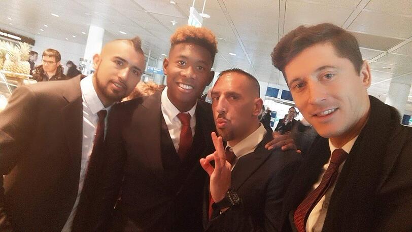 Bester Laune kurz vor dem Ablauf: Arturo Vidal, David Alaba, Franck Ribéry und Robert Lewandowski. Der Pole postete das Bild auf Twitter.