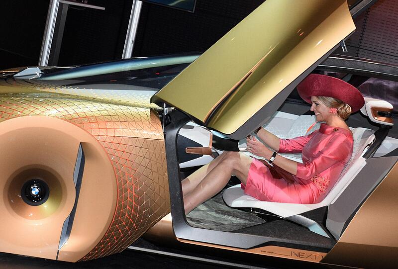 Königin Maxima durfte sich bei BMW in ein "Vision Next 100" Concept Car setzen.
