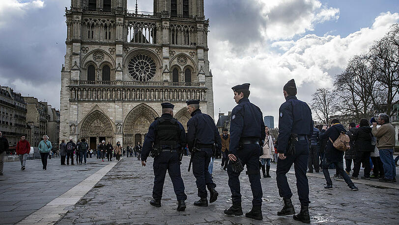 Vor der Kirche Notre-Dame ist ein Polizist angegriffen worden. (Archivfoto) Vor der Kirche Notre-Dame ist ein Polizist angegriffen worden. (Archivfoto)