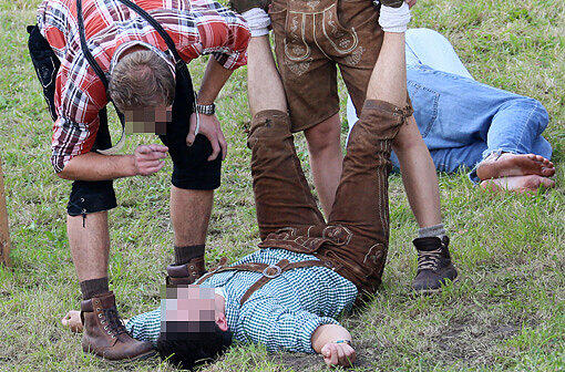 Womit sich dieser junge Bier-Fan wohl die Moralpredigt seines Freundes eingehandelt hat?