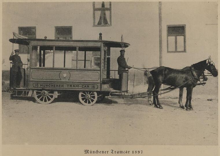 1897: Ein "Münchner Tram-Car" mit Pferd, Kutscher und Schaffner ist abfahrbereit.