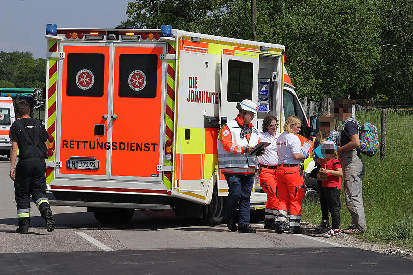 Bei dem Schulbus-Unfall wurden 15 Kinder und die beiden Busfahrer teils schwer verletzt.