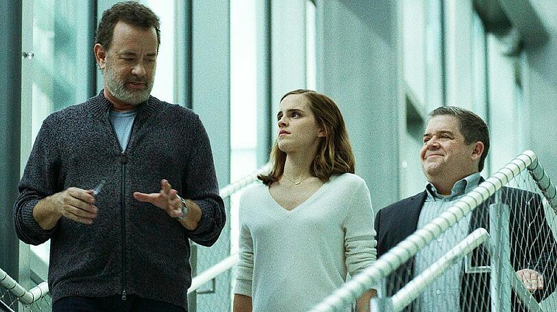 "The Circle": Mae (Emma Watson) arbeitet in einem mächtigen Internetunternehmen, das von Bailey (Tom Hanks, l.) und Stenton (Patton Oswalt) geleitet wird