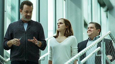"The Circle": Mae (Emma Watson) arbeitet in einem mächtigen Internetunternehmen, das von Bailey (Tom Hanks, l.) und Stenton (Patton Oswalt) geleitet wird