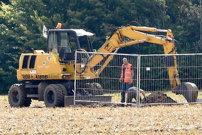 Experten des Kampfmittelräumdienst untersuchen den Blindgänger.
