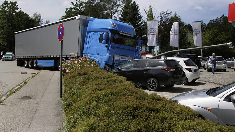 Der Lkw ist gegen eine Laterne und zwei geparkte Autos gekracht. Der Fahrer starb noch am Unfallort.