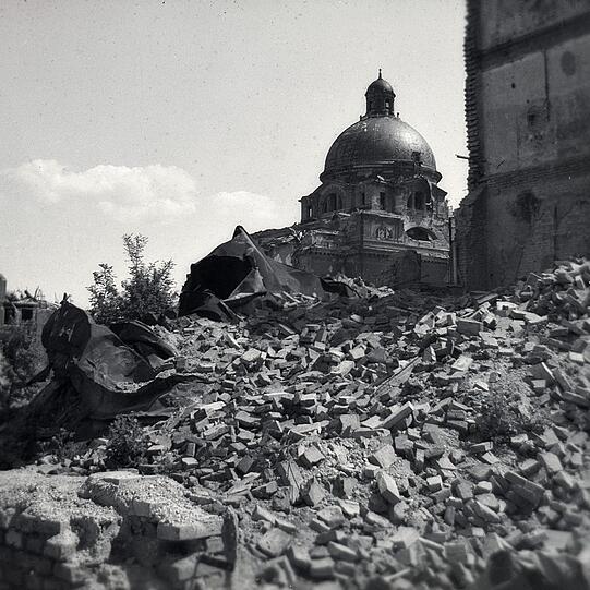 Kriegsschutt vor der Kuppel des Armeemuseums, heute Staatskanzlei.