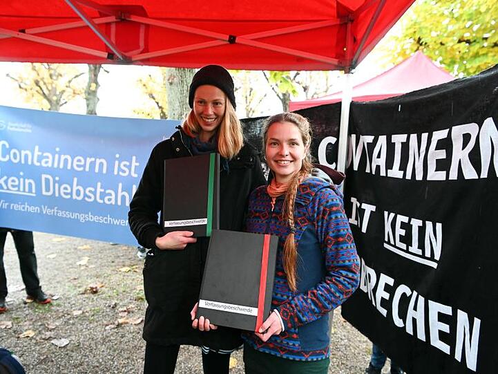 Die beiden Klägerinnen Caro (l.) und Franzi protestieren vor dem Bundesverfassungsgericht gegen die Strafbarkeit des "Containern".