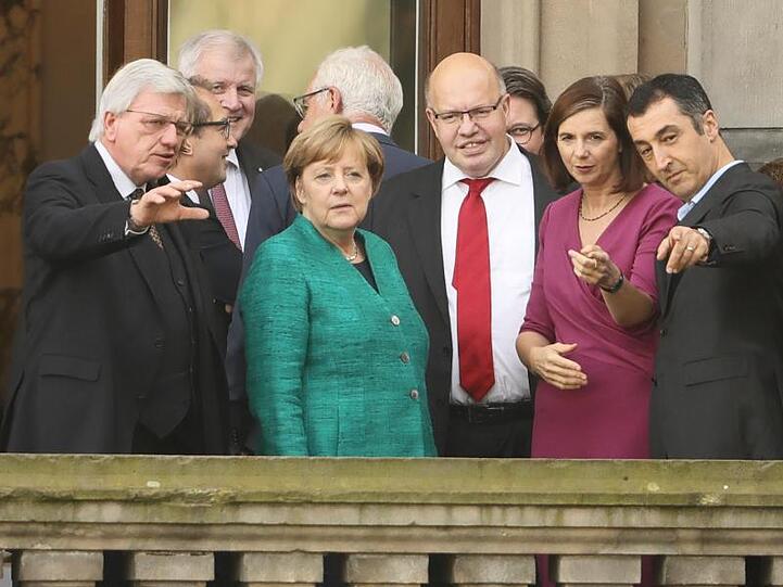Merkel steht vor den Sondierungsgesprächen zwischen der Union und den Grünen im Jahr 2017 auf dem Balkon mit Kollegen beider Parteien.