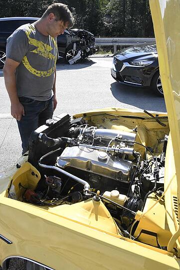 Markus H. und die Überreste seiner jahrelangen Bastelei: allein der Einbau des Motors hatte ein Jahr gedauert.