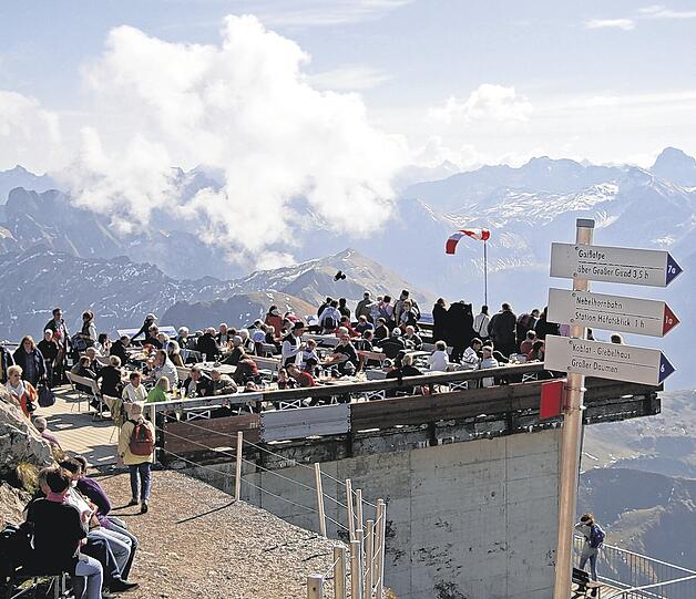Aussichtsplattform in 2224 Metern Höhe: Die Seilbahn, mit der schon mehr als 17 Millionen Menschen aufs Nebelhorn gefahren sind, wurde 1930 gebaut.