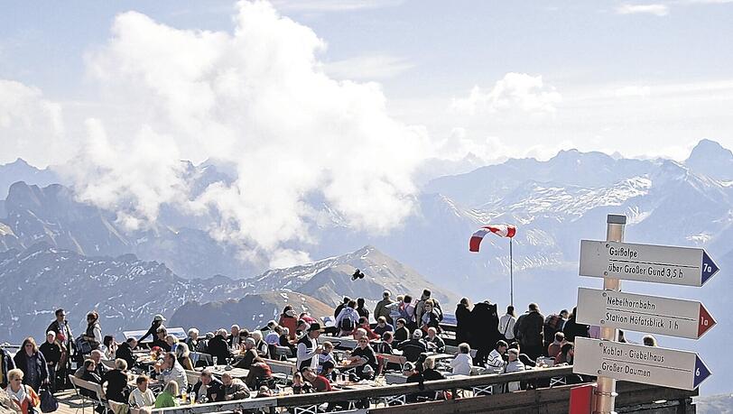 Aussichtsplattform in 2224 Metern Höhe: Die Seilbahn, mit der schon mehr als 17 Millionen Menschen aufs Nebelhorn gefahren sind, wurde 1930 gebaut. Aussichtsplattform in 2224 Metern Höhe: Die Seilbahn, mit der schon mehr als 17 Millionen Menschen aufs Nebelhorn gefahren sind, wurde 1930 gebaut.