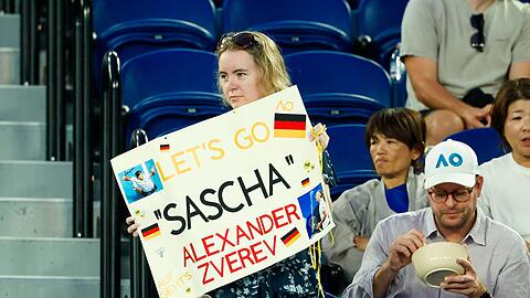 Ein Zverev-Fan mit einem Plakat.