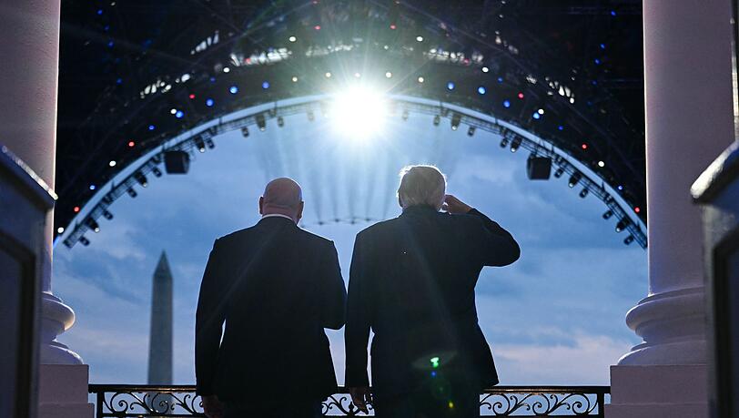 UFC-Boss Dana White und US-Präsident Donald Trump verfolgen den Jet-Überflug Seite an Seite vom Weißen Haus aus. UFC-Boss Dana White und US-Präsident Donald Trump verfolgen den Jet-Überflug Seite an Seite vom Weißen Haus aus.