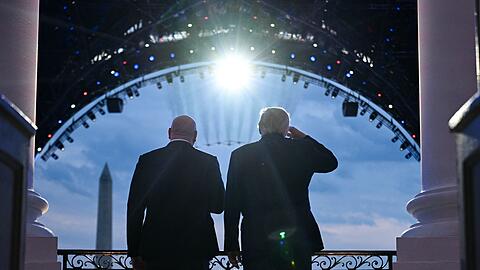 UFC-Boss Dana White und US-Pr&auml;sident Donald Trump verfolgen den Jet-&Uuml;berflug Seite an Seite vom Wei&szlig;en Haus aus.