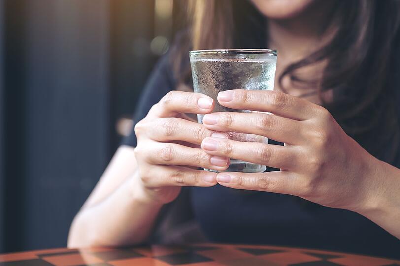 Zwar kann ein sehr kaltes Getränk den Schluckauf erst hervorrufen. Der gleiche Reiz vermag ihn jedoch auch wieder abzustellen. Deshalb lautet eine der Empfehlungen gegen den Zwerchfellkrampf: eiskaltes Wasser trinken. Zwar kann ein sehr kaltes Getränk den Schluckauf erst hervorrufen. Der gleiche Reiz vermag ihn jedoch auch wieder abzustellen. Deshalb lautet eine der Empfehlungen gegen den Zwerchfellkrampf: eiskaltes Wasser trinken.