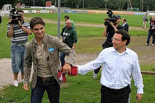 Der Beginn des Missverständnisses: Angelos Charisteas und Manager Martin Bader am 9. Juni 2007.