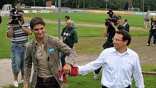 Der Beginn des Missverständnisses: Angelos Charisteas und Manager Martin Bader am 9. Juni 2007.