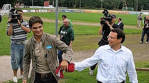 Der Beginn des Missverständnisses: Angelos Charisteas und Manager Martin Bader am 9. Juni 2007.